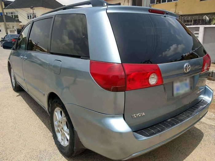 Location Bus - Toyota Sienna 8 Seater